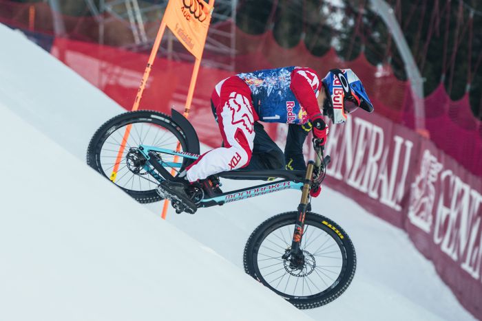 在世界杯滑雪下坡场地,挑战登山车下坡的纪录